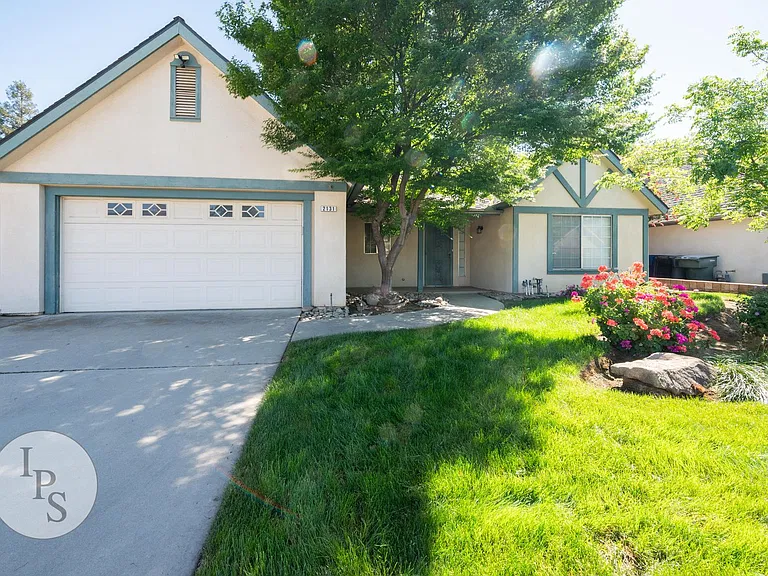 2131 E Cromwell Ave — Photo 2