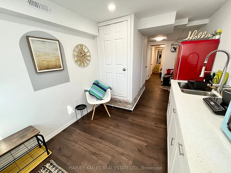 26 Leyton Ave #LOWER — Photo 2