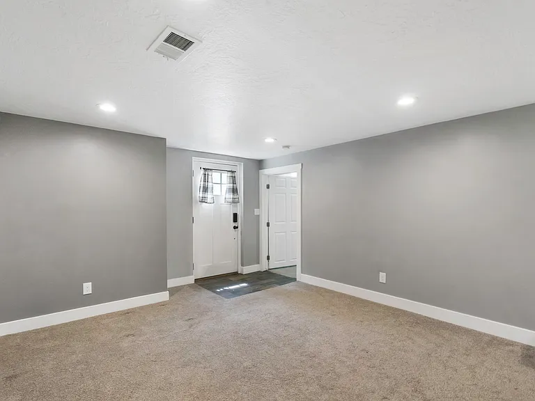 4085 S Olympic Way — Photo 5