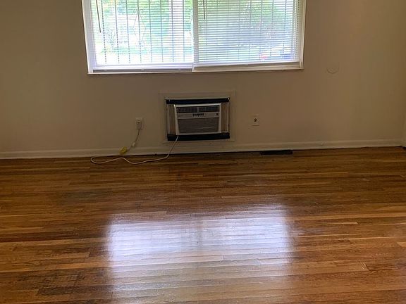4th image of 540 Elizabeth Ave APT A