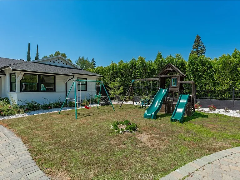 22960 Calvert St — Photo 6