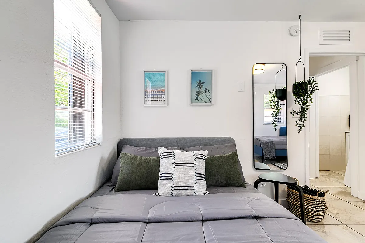 Building Photo - 3147 SW 17th St #2