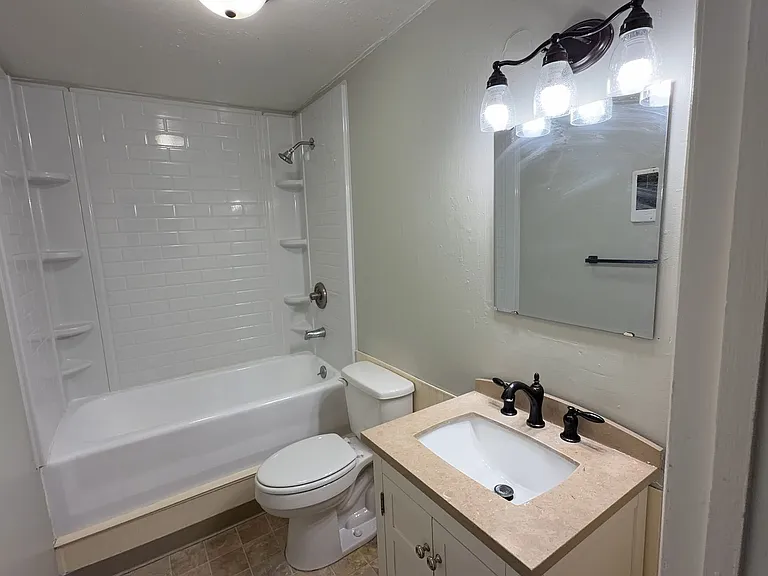 210 SE Court St — Photo 11