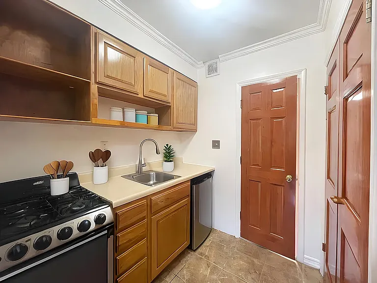 248 W 20th St #2W — Photo 4