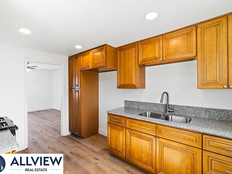 452 South Shaffer Street — Photo 9