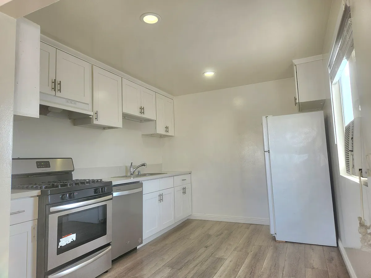 Building Photo - 1147 S Serrano Ave #4