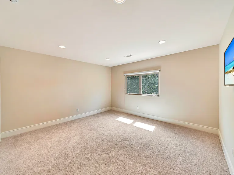 4820 Valjean Ave — Photo 38