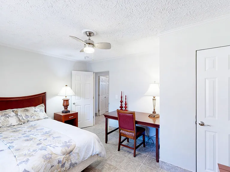 Full bed, Desk and closet