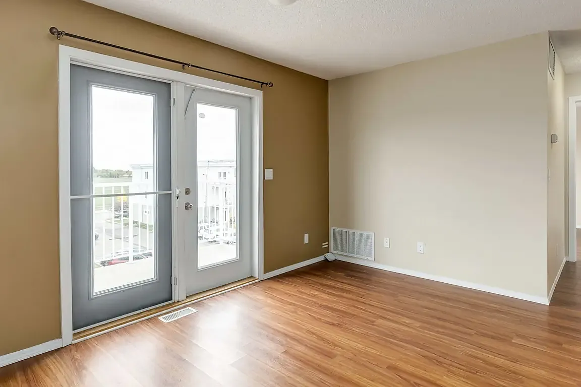 Oxford Apartments — Photo 4