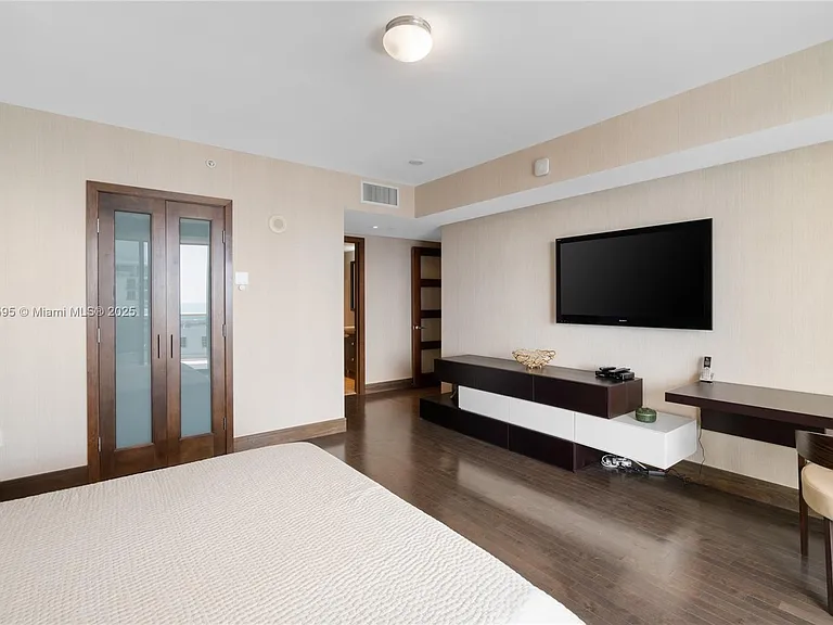 5875 Collins Ave #1902 — Photo 27