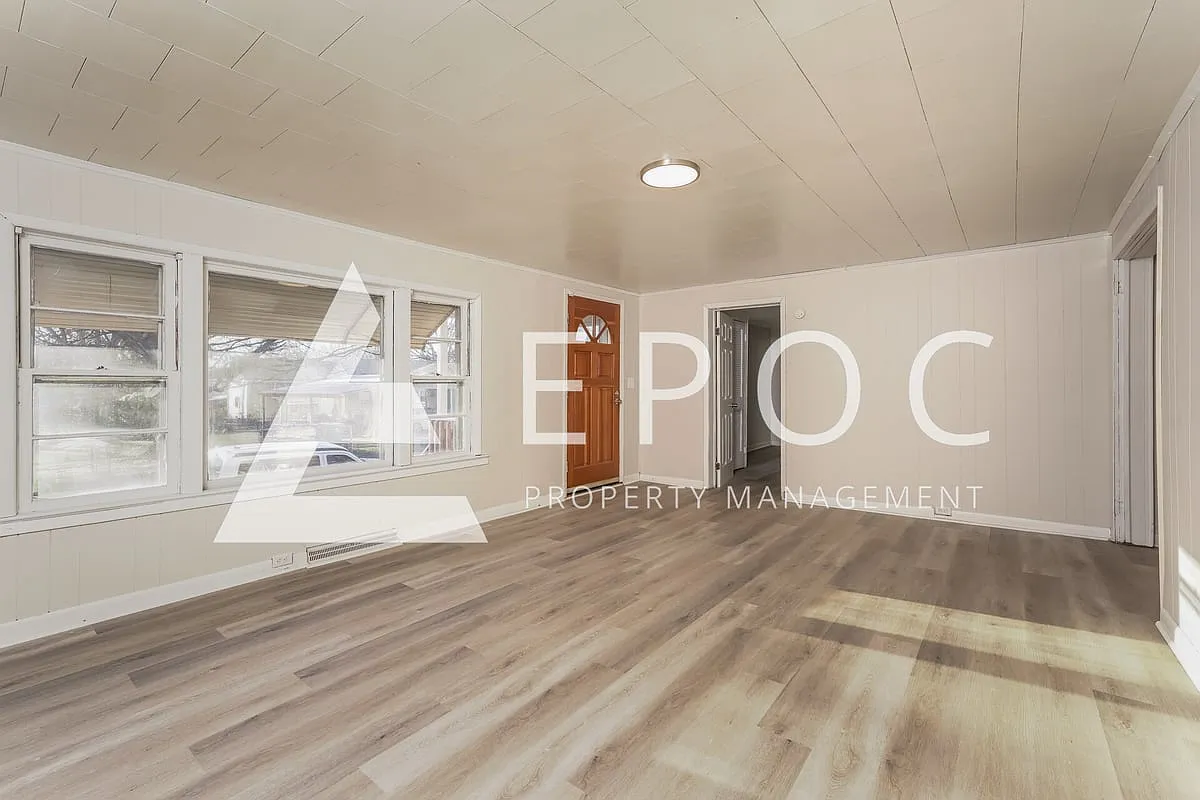606 Robbins St — Photo 2