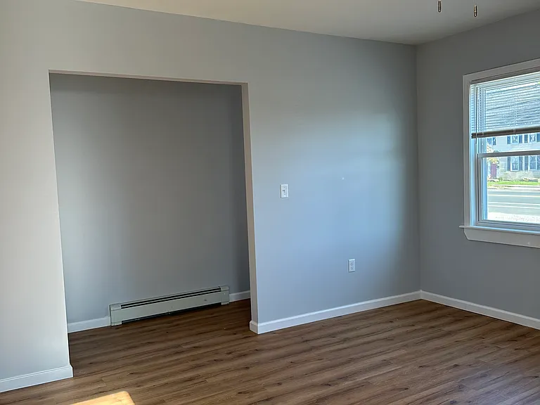 78-80 82 84 Burnside Ave #B — Photo 4
