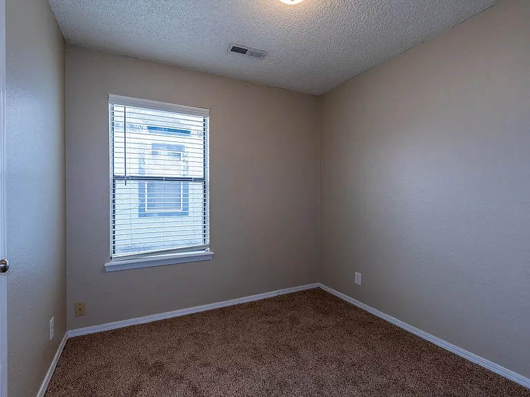 4902 S Gum Ave — Photo 71