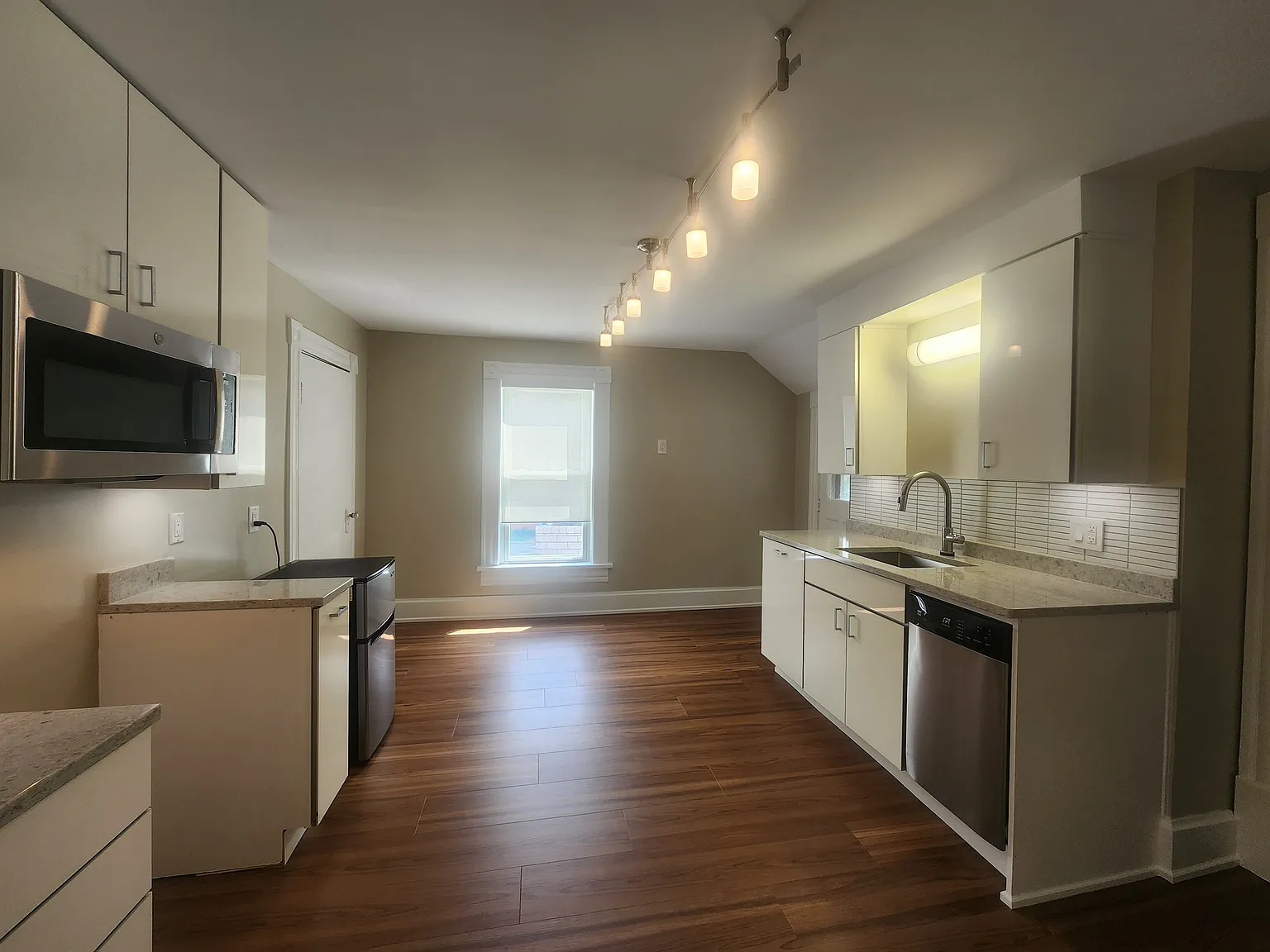 2 bed, 850 sqft, $1,300 — Photo 3