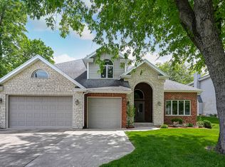 8827 Palisades Rd, Burr Ridge, IL 60527