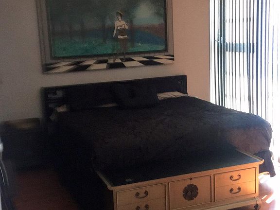 King size bed with all linens provided. 