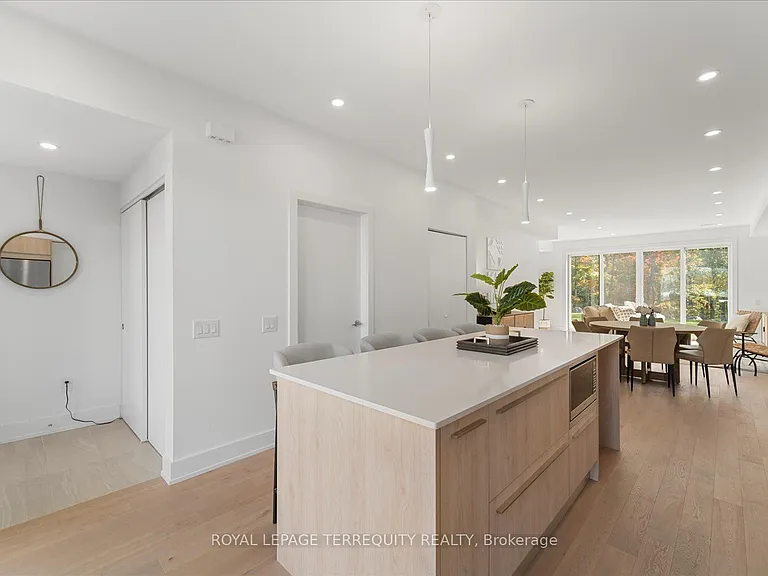 37 Rockmount Cres — Photo 5