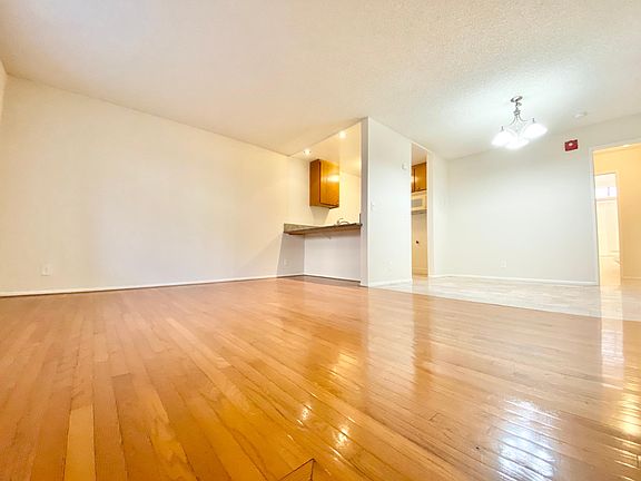2nd image of 204-423 S Westmoreland Ave #204