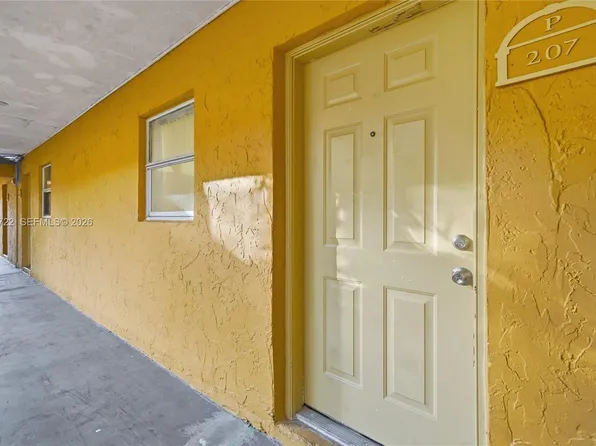 17911 NW 68th Ave APT P207, Hialeah, FL 33015