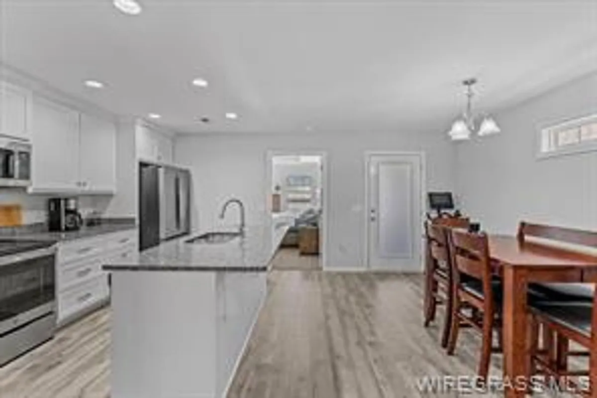 Building Photo - 102 Whispering Pines St #C