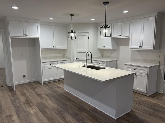 3rd image of 271 Cardinal DRIVE