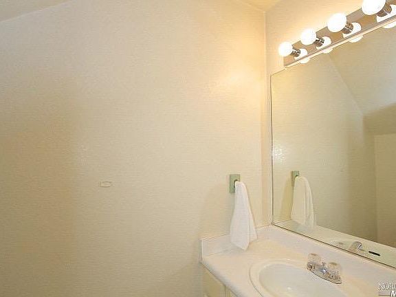 5th image of 27 Meadowbrook Ct