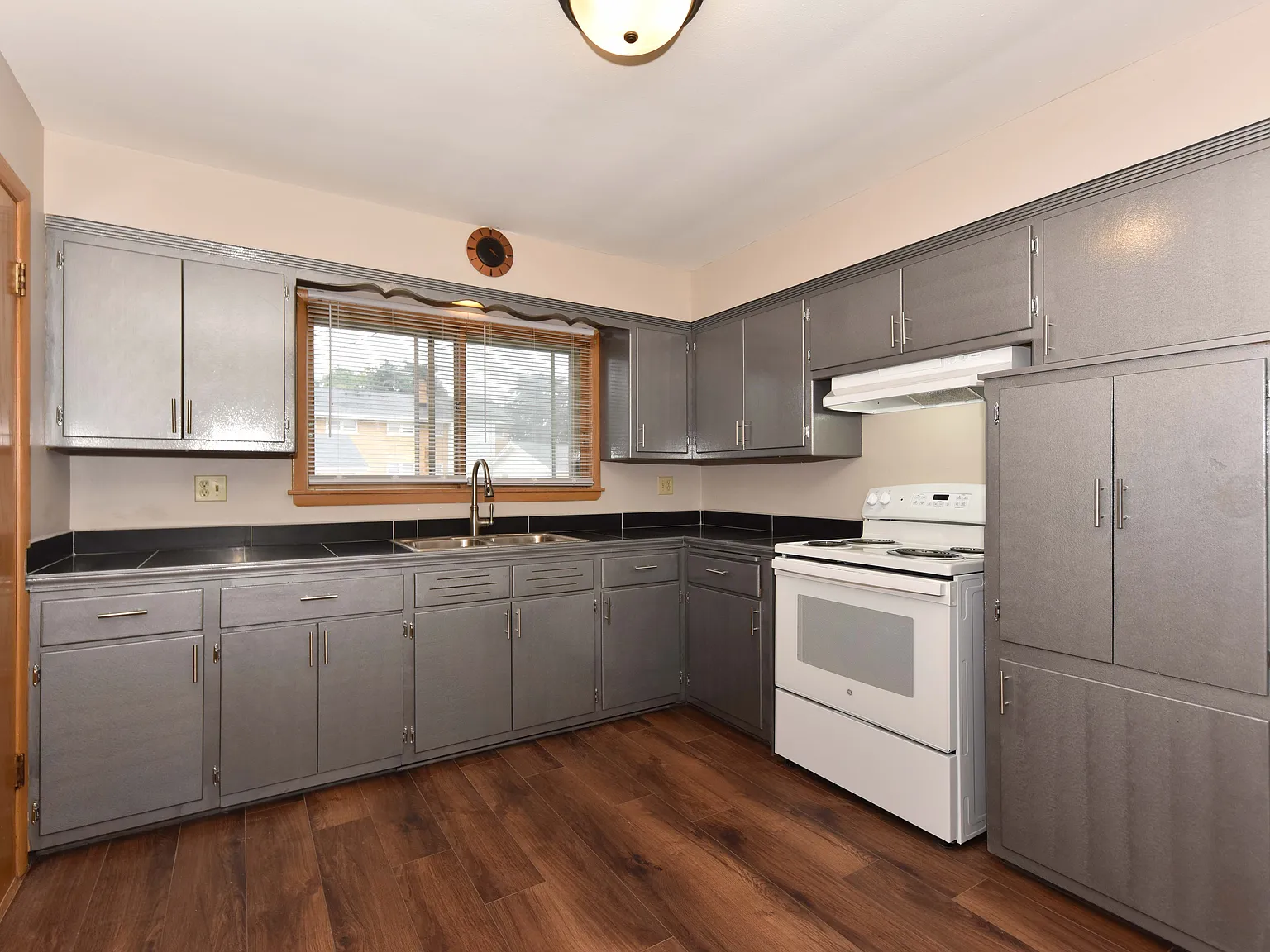 2 bed, 950 sqft, $1,195 — Photo 3