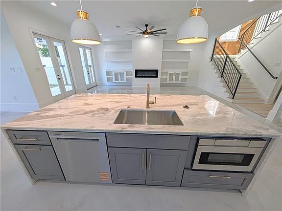 4th image of 11 Cocos St