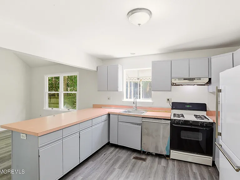 1305 Marshall St — Photo 6
