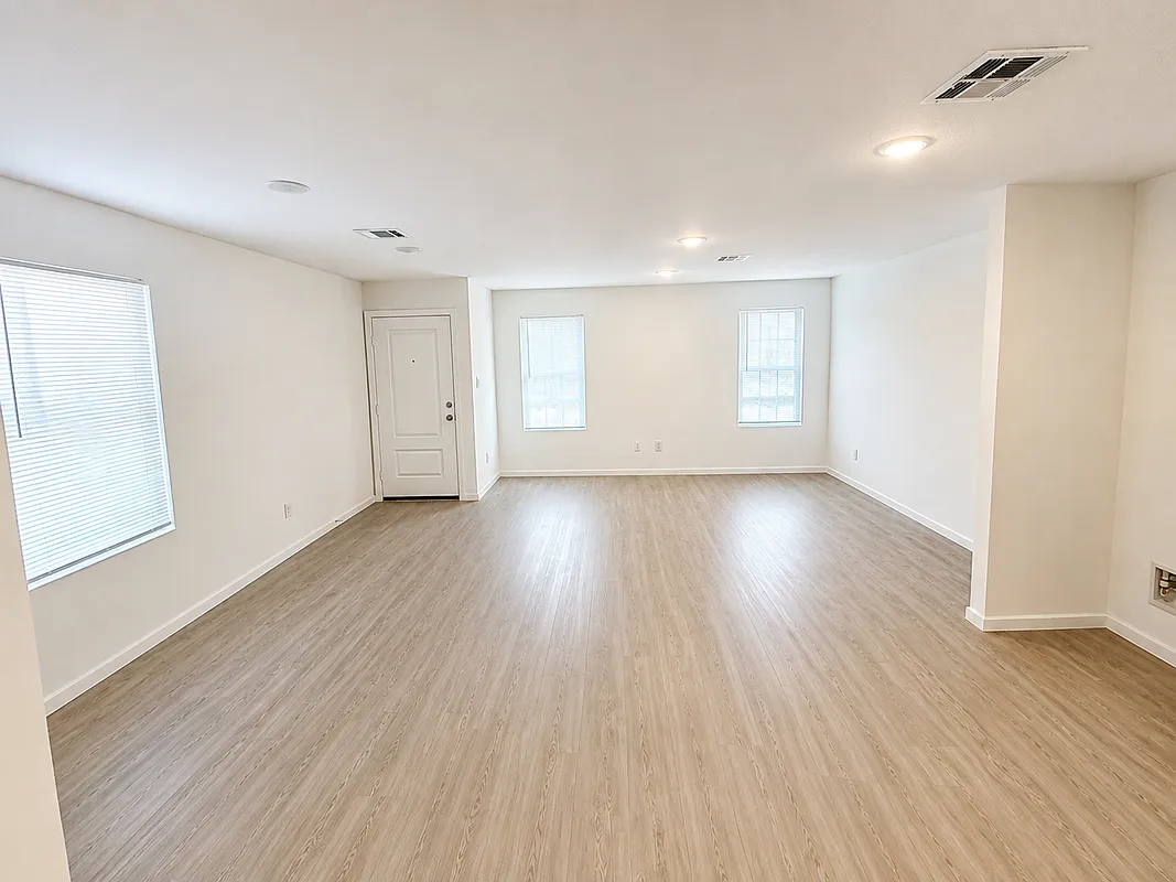3 bed, 2.0 bath, 1692 sqft, $1,400 — Photo 2