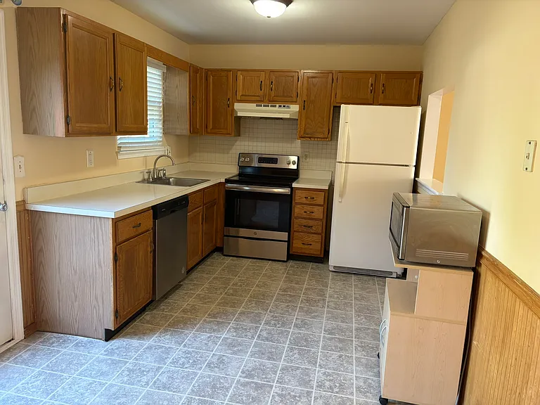 272 Lexington Rd — Photo 3