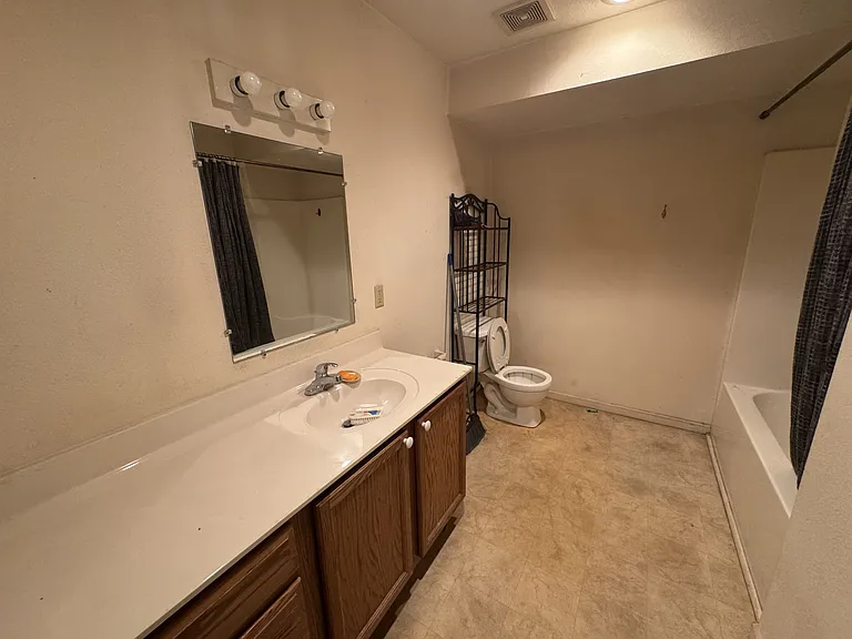 720 E Culton St #B — Photo 2