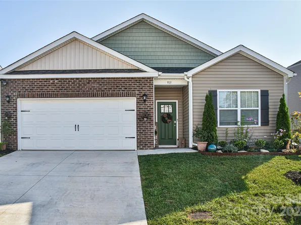 915 Newport Ct, Asheville, NC 28806