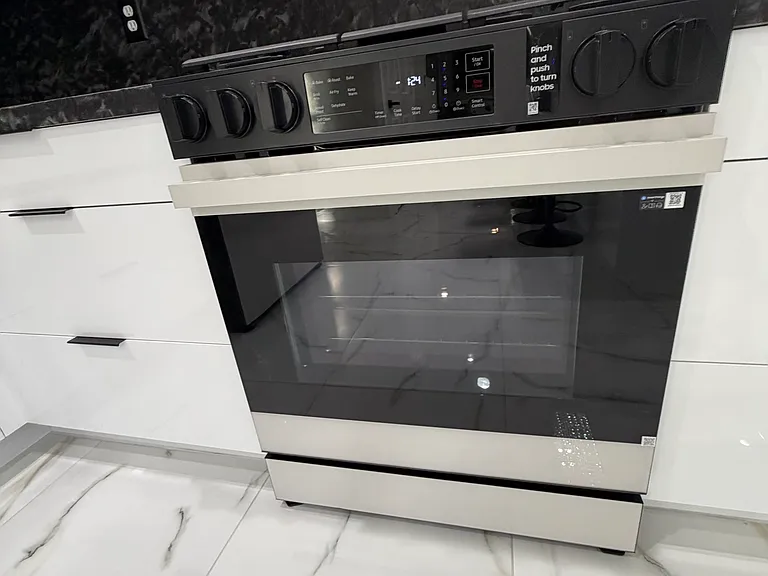 Premium LG Be-Spoke White-Glass Gas Range