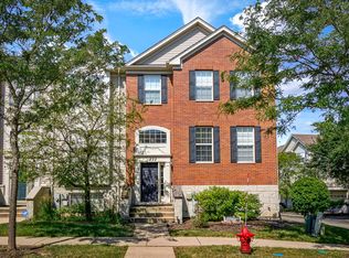 822 Lewisburg Ln, Aurora, IL 60504