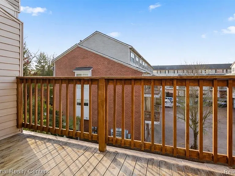 16878 Farmington Rd — Photo 11