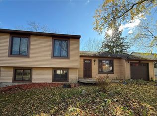 1 Yarrow Hl, West Henrietta, NY 14586