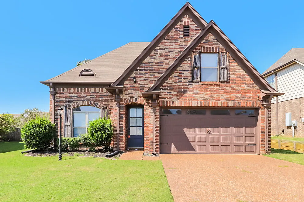 4 bed, 2.5 bath, 2100 sqft, $2,100 — Photo 1