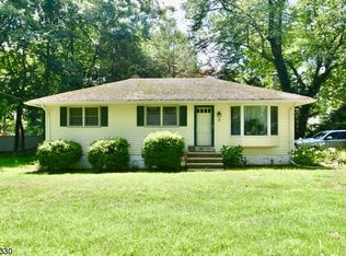 5 Yuma Trl, Oak Ridge, NJ 07438