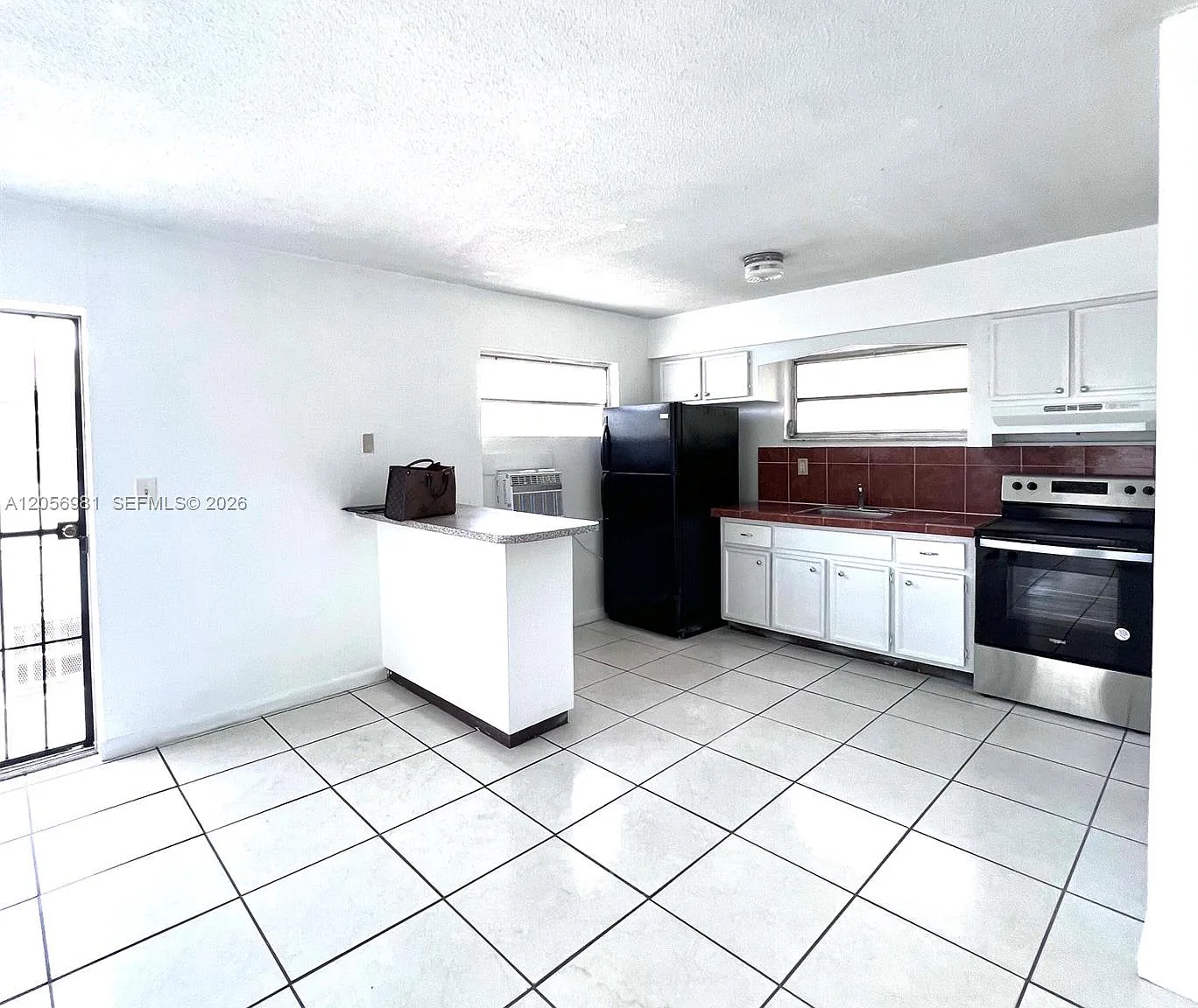 2 bed, 1.0 bath, $1,600 — Photo 3