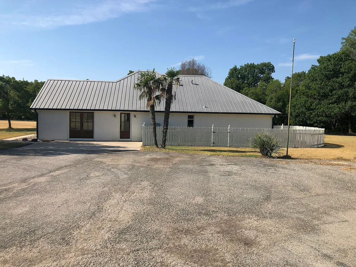 Building Photo - 461 Silver Ln