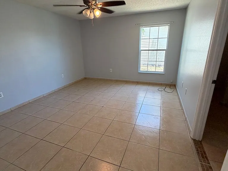 52 Bradford Ct — Photo 2