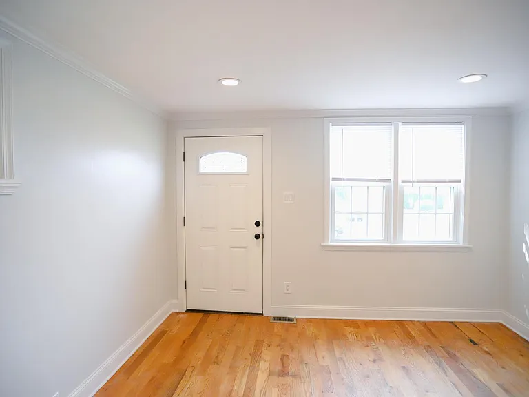 121 Alverstone Rd — Photo 3