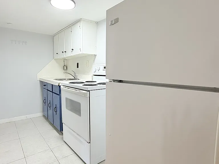 1441 Wyandotte St E #14 — Photo 4