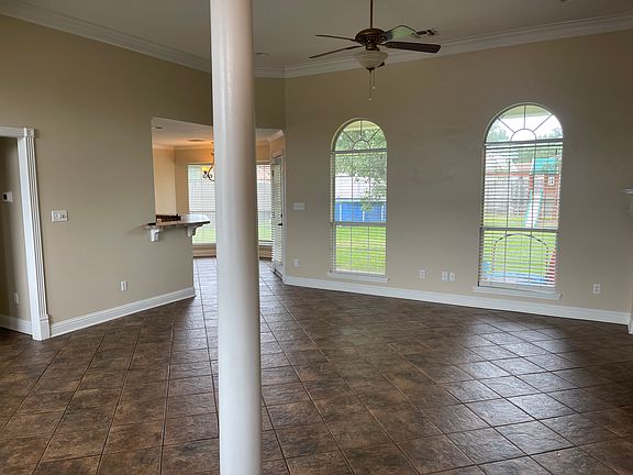 Open concept entry, with views to eat in kitchen, & windows to rear yd.
