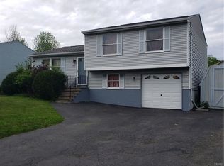 5537 Chateau Ln, Clay, NY 13041