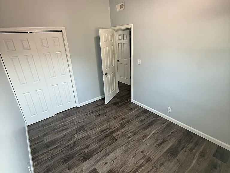 612 E 47th Pl — Photo 8
