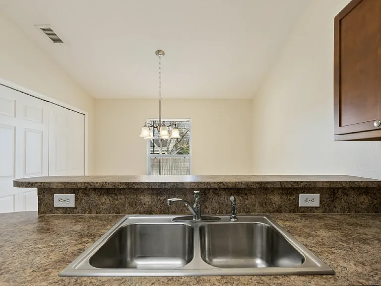 2082 Foxwood Dr — Photo 5