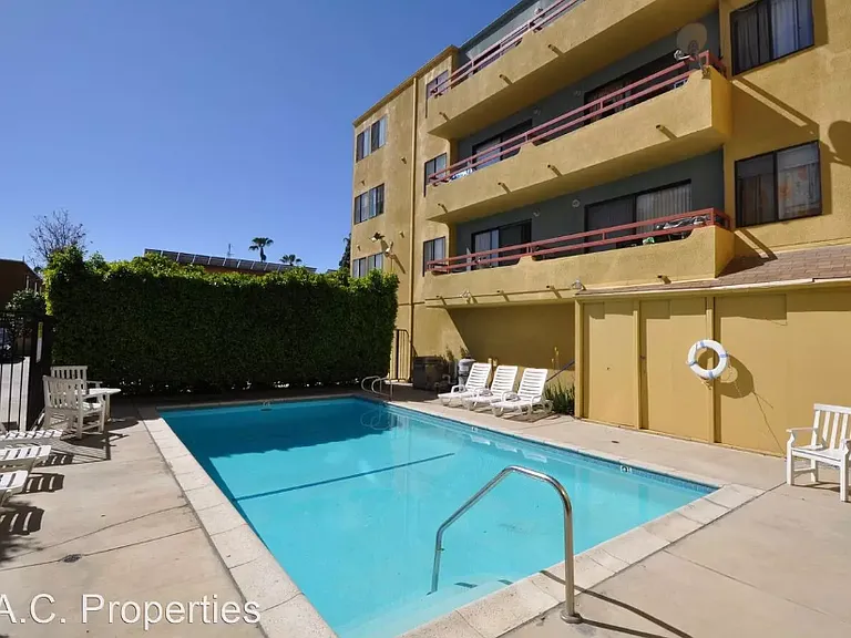 11760 Hamlin St — Photo 1