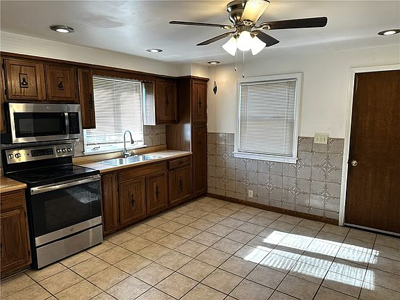 4th image of 137 Rossmore St